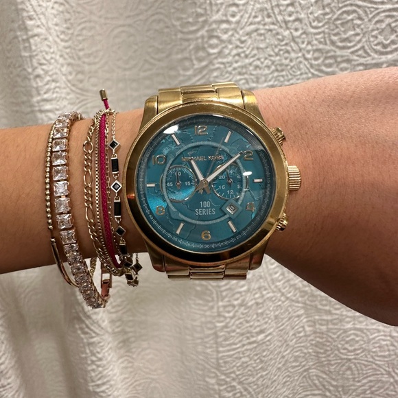 Michael Kors gold watch with oversized face.The face has an outline of the world - Picture 4 of 4